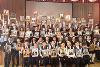 Сегодня в школе прошла акция «Бессмертный полк: герои среди нас», посвященная 79 годовщине Победы в Великой Отечественной войне