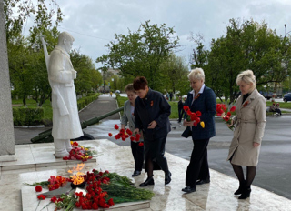 Возложение цветов к мемориалу в память о погибших в Великой Отечественной Войне