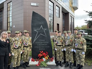 Возложение цветов к обелиску «Слава победителям в Великой Отечественной Войне»