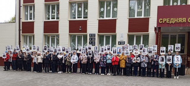 В МБОУ «Шемуршинская СОШ» прошла торжественная линейка, посвященная акции «Бессмертный полк»