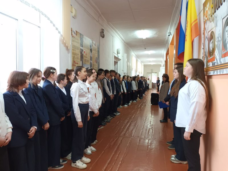 6 мая по традиции учебная неделя началась с линейки, посвященная поднятию флагов Российской Федерации и Чувашской Республики под звучание гимнов.