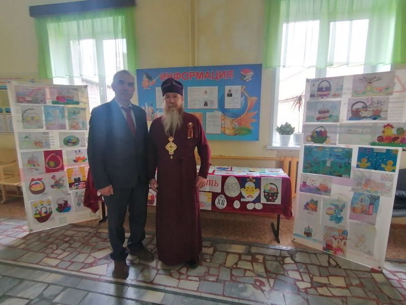 Нашу школу посетили духовный наставник отец Николай и матушка Елена