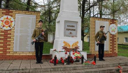 Почетный караул юнармейцев Траковской школы  торжественно заступил на Вахту Памяти у Памятника Славы.