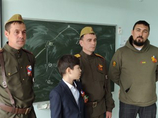 Совет Отцов Красноармейского муниципального округа поздравил волонтеров школы с Днем Победы