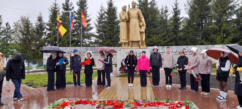 У мемориального комплекса павшим воинам по ул. Ленина прошли  сегодня уроки Мужества для 6 и 7 классов.