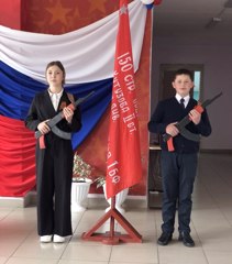 Школьники  несут торжественную Вахту Памяти почётным караулом у Знамени Победы