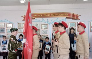 Сегодня, 7 мая, в школе состоялась торжественная церемония передачи Знамени Победы Янтиковской СОШ имени Героя Советского союза П.Х.Бухтулова.