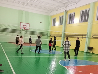 Товарищеский матч по волейболу среди обучающихся 6-9 классов и выпускников школы