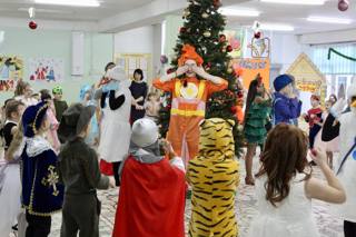 В преддверии Нового года в гимназии прошли новогодние ёлки для начальной школы