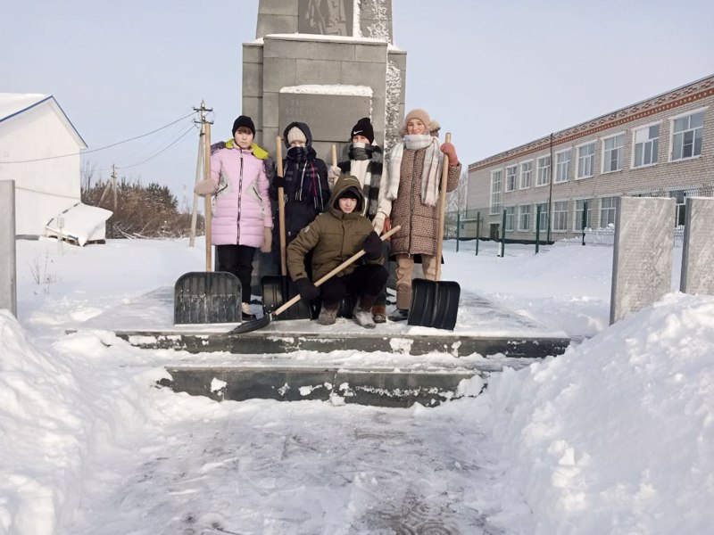 Уборка снега возле памятника