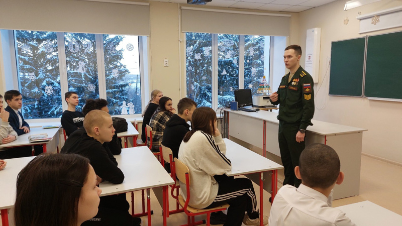 Курсант 4 курса Михайловской военной артиллерийской академии г. Санкт-Петербурга ХАТИН Д.В. провел с учащимися 9, 11 классов МБОУ "Абашевская СОШ" профориентационную работу