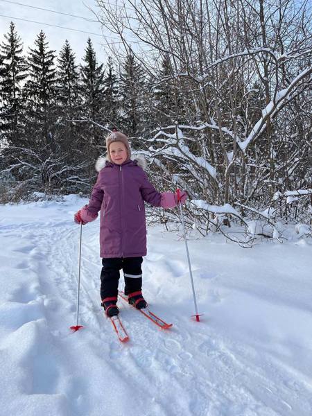 Радаева Арина ученица 1 «Д» класса начала сегодняшнее утро с лыжной пробежки.