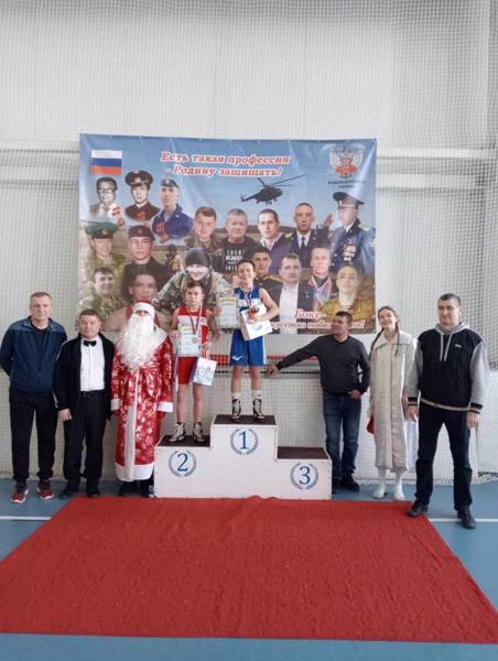 Александр Семёнов, ученик 5 «В» класса, занял 1 место в весовой категории до 38 кг
