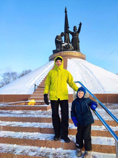 Ученики 1 «Д» класса Кознов Даниил и Сергеева Софья вместе проводят время.