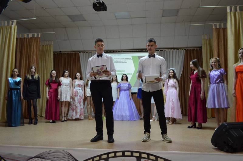 Гимназисты представили студентам  Алатырского технологического колледжа свой "Театр моды"