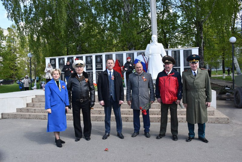 Возложение цветов  к Памятнику- обелиску в сквере «Победы»