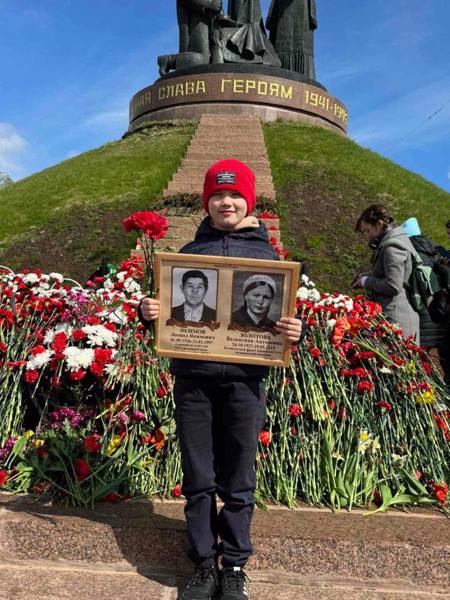 Ученик 3 "Б" класса Горшков Ярослав принял участие в акции «Возложение цветов и венков к памятникам и обелискам воинам, погибшим в годы Великой Отечественной войны 1941–1945 гг.»