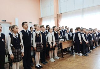 Новая учебная неделя по традиции началась с торжественной линейки - подъема флага Российской Федерации, исполнения гимна.