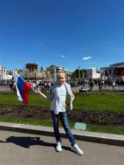 Ученица 3Б класса Любимова Анна встречает 🕊Первомай 🕊 в Москве на ВДНХ.