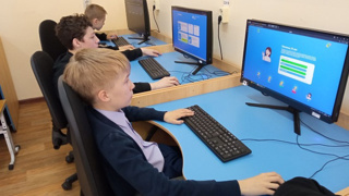 ученики 7а, 7б, 7в классов приняли участие во всероссийском образовательном проекте в сфере цифровой экономики Урок цифры на тему "Технологии в интернет - торговле".
