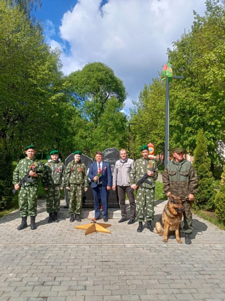 🕊9 мая, великий День Победы, стал особенным для юнармейцев нашей школы. Они с гордостью и почтением возложили венки к памятнику пограничникам города Алатыря и Алатырского района.