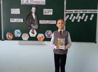 В рамках внеурочной деятельности «Разговоры о важном» в школе проведены занятия на тему:  «Русский язык. Великий и могучий.