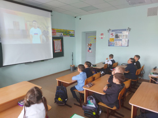 Первоклассники Е.Г. Степановой посмотрели анимационный 3D-сериал «Чувашия - территория развития».