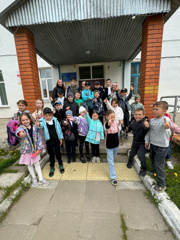 Сегодня учащиеся 1-6 классов посетили передвижную выставку костюмов Ульяновского музея "Широка страна моя родная", организованную в Вурнарском музее