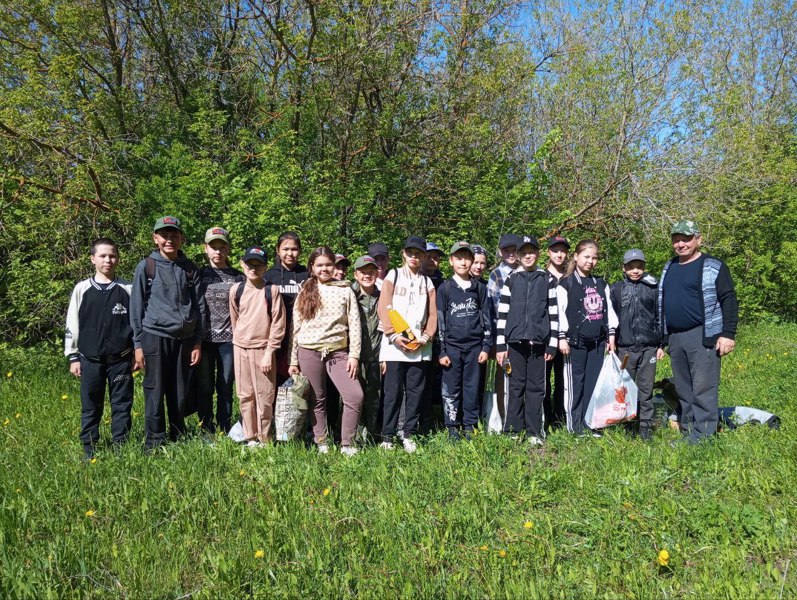 ПРИЯТНОЕ С ПОЛЕЗНЫМ: Школьники нашей школы в походах убирают мусор