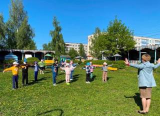 Утренняя гимнастика на свежем воздухе.