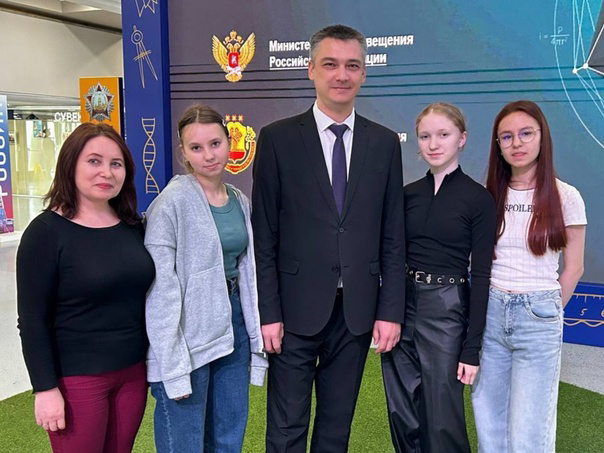 Ученики школы с наставником посетили международную выставку-форум "Россия" на ВДНХ