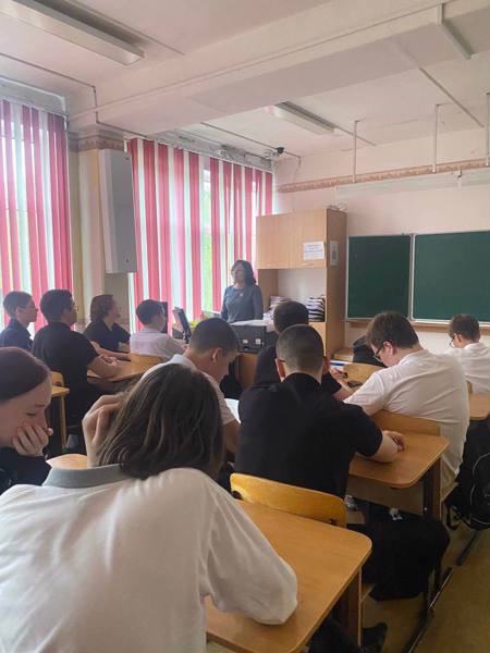 17 мая Обучающиеся 8Б и 8В классов МБОУ "СОШ 2" г. Чебоксары прослушали лекцию "Подснежник среди бури"