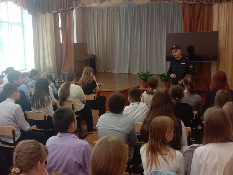Встреча инспектора ПДН ЛПП на станции Алатырь Маргушёва  А.Ю. с обучающимися 8-11 классов.