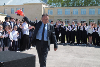 Сегодня, 24 мая, в школе прошла торжественная линейка, посвящённая окончанию учебного года.