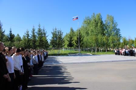 Сегодня прошла очередная общешкольная  линейка, посвященная церемонии поднятия Государственного Флага РФ.