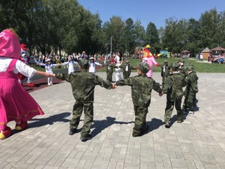 В Яльчикском муниципальном округе состоялось праздничное мероприятие «Пусть детство звонкое смеётся», посвященное Году семьи в России и Году экологической культуры и бережного природопользования в Чувашии.