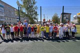 Проведение праздников ко Дню защиты детей приняли участие депутаты