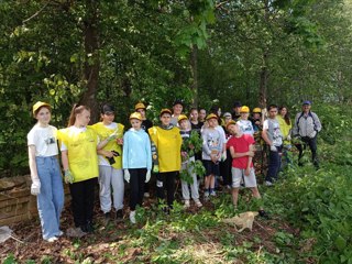 Экологический отряд гимназии принял участие в акции по благоустройству территории Успенского парка