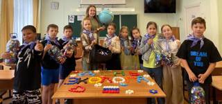 Учащиеся школы - участники  социально-экологического проекта по благотворительному сбору пластиковых крышечек "Добрые крышечки"