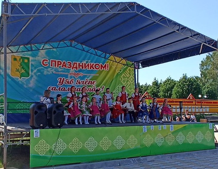 В  Международный  день защиты детей  на центральной площади с. Шемурша дан старт благотворительной акции «Взрослые – детям» в Шемуршинском муниципальном округе.