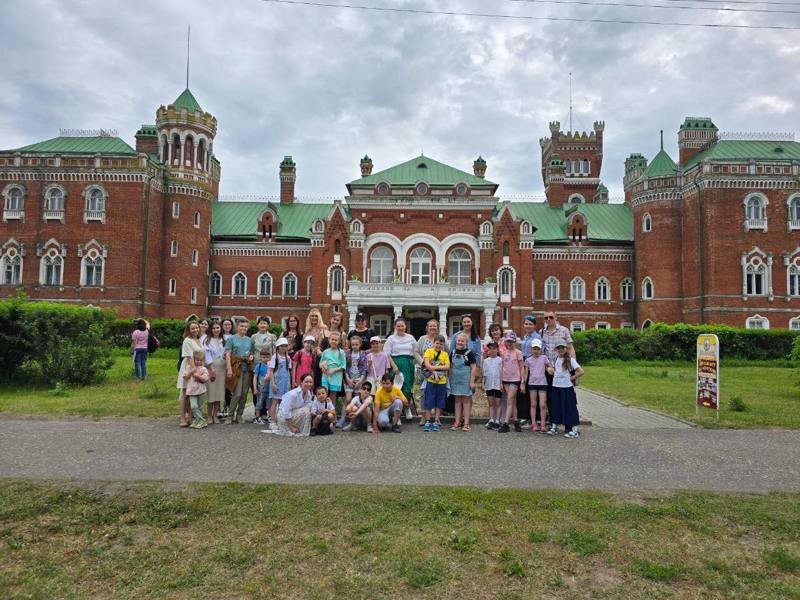 Семейный круиз по Волге  Умники и умницы 3 «А» класса вместе с любимыми родителями и учителем отправились в речной круиз по маршруту Чебоксары-замок Шереметева.