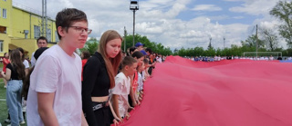 Обучающиеся 10 класса и воспитанники пришкольного лагеря "Радуга здоровья" - участники торжественного мероприятия, посвящённое развертыванию самого большого флага Российской Федерации