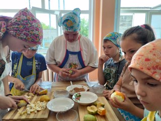 11 июня 2024 года в МБОУ «Алгашинская СОШ» в лагере дневного пребывания детей «Любознайки» прошёл  день по теме «Орлёнок – кондитер».