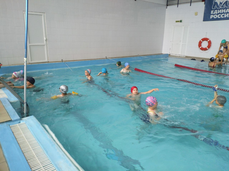 Воспитанники пришкольного лагеря Янтиковской школы в бассейне при СШ «Аль»