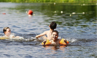 С наступлением жаркой погоды, открытием летнего сезона водоемы становятся источником опасности, и поэтому осторожность при купании и плавании вполне оправдана, а знание элементарных правил просто необходимо