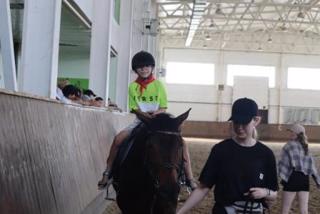Увлекательное путешествие в конно-спортивную школу совершили ребята пришкольного лагеря.