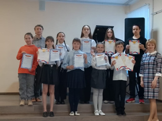 Школьные конкурсы среди учащихся фортепианного отделения "Ребёнок за роялем" и "Играем вместе".