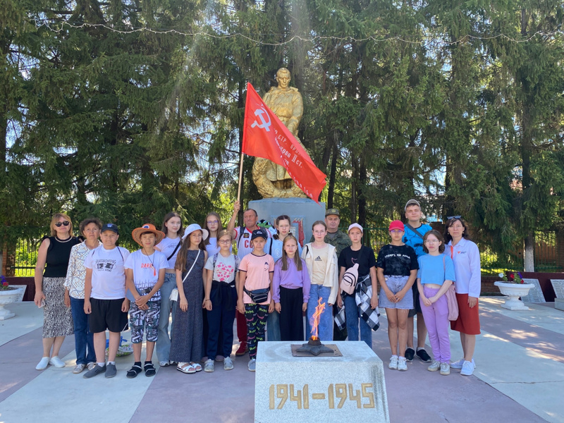 Гимназисты на митинге, посвященном ДНЮ ПАМЯТИ И СКОРБИ