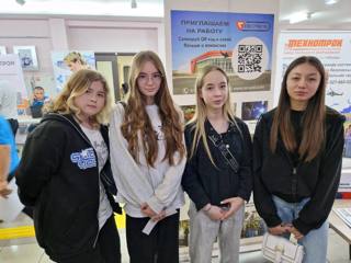 Сегодня, 28 июня, учащиеся 9 "В" класса посетили Всероссийскую ярмарку  трудоустройства "Работа России. Время возможностей".