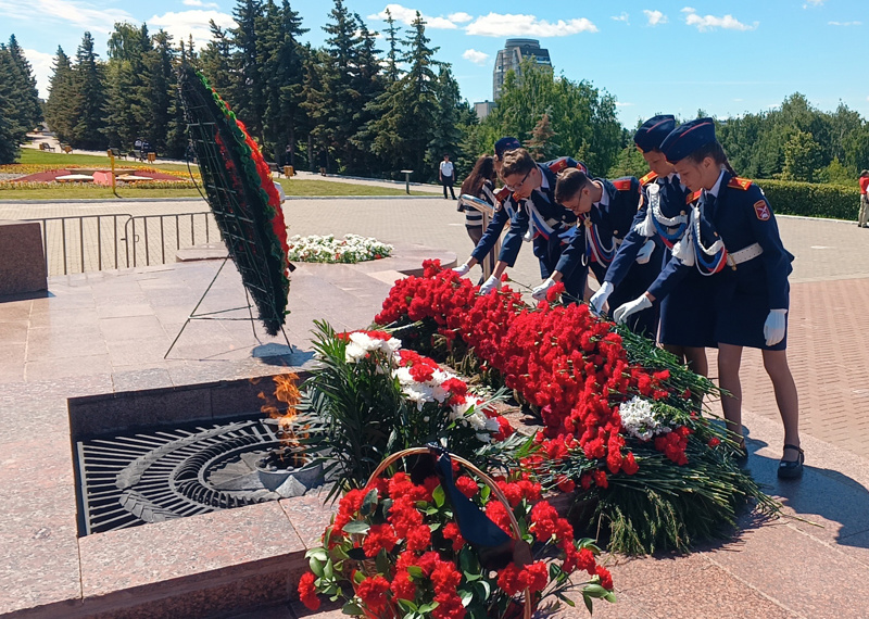 22 июня 2024 года в Мемориальном комплексе «Победа» г.Чебоксары прошло мероприятие, посвященное Дню памяти и скорби, в котором приняли участие кадеты МАОУ ,,СОШ № 40" г.Чебоксары